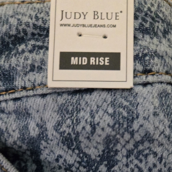 Judy Blue Women's Snake Print Shorts - Picture 6 of 8